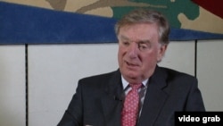 英国议会外交事务委员会主席奥塔威爵士(Sir Richard Ottaway)(美国之音视频截图)