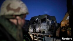 Xe tải chở một chiếc xe bị cháy gần làng Ghajar trong khu vực biên giới Israel và Libăng, ngày 28/1/2015.