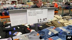 资料照片:科罗拉多州隆娜特利的一家开市客(Costco)仓储量贩店内一年前的衬衣价格。(2021年1月28日)