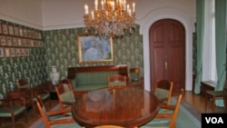 决定诺贝尔和平奖归属的会议桌(美国之音王南拍摄)