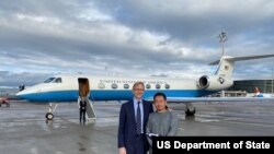 获释后的王夕越与美国国务院官员即将登机返回美国(2019年12月7日)