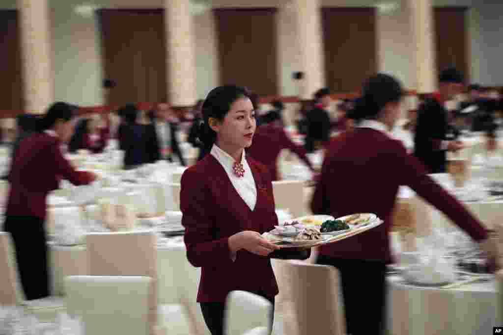 2018年9月30日,北京人民大会堂为中华人民共和国成立69周年举行的招待会上,服务员端着食物。过去传说中受调查的前国家副主席李源潮、前中央军委副主席范长龙和前海军司令吴胜利都出席了。李源潮在中共十九大上,在未满68岁就卸任政治局委员,后来“裸退”,由比他年长的王岐山接任国家副主席。这次招待会上,王岐山排名仅次于中共政治局7位常委。   中国国家前副主席李源潮和中共中央军委前副主席范长龙并肩而坐。共青团出身的李源潮在中共十九大未满68岁就卸任政治局委员,今年两会“裸退”,由比他年长的王岐山接任国家副主席。 ...转自多维新闻网http://www.dwnews.com...1539535036456... 中国国家前副主席李源潮和中共中央军委前副主席范长龙并肩而坐。共青团出身的李源潮在中共十九大未满68岁就卸任政治局委员,今年两会“裸退”,由比他年长的王岐山接任国家副主席。 ...转自多维新闻网http://www.dwnews.com...1539535036456... 中国国家前副主席李源潮和中共中央军委前副主席范长龙并肩而坐。共青团出身的李源潮在中共十九大未满68岁就卸任政治局委员,今年两会“裸退”,由比他年长的王岐山接任国家副主席。 ...转自多维新闻网http://www.dwnews.com...1539535094287...