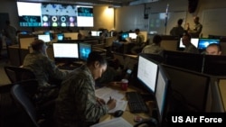 美军一个网络行动队的作战室(美国空军2017年12月2日照片)
