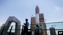 资料照:北京的中央电视台(CCTV)总部和旁边一座在建大楼。