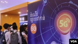 十多名柬埔寨高中生3月15日挤在柬埔寨电信公司手机卡（Cellcard）的展台前。