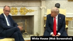 2025年6月5日,唐纳德·特朗普总统(右)在白宫椭圆形办公室会晤德国总理弗里德里希·默茨。