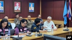 资料照:在泰缅边境附近遭电诈集团绑架的中国演员王星被泰国警方找回后与泰国警官交谈。(2025年1月7日 )