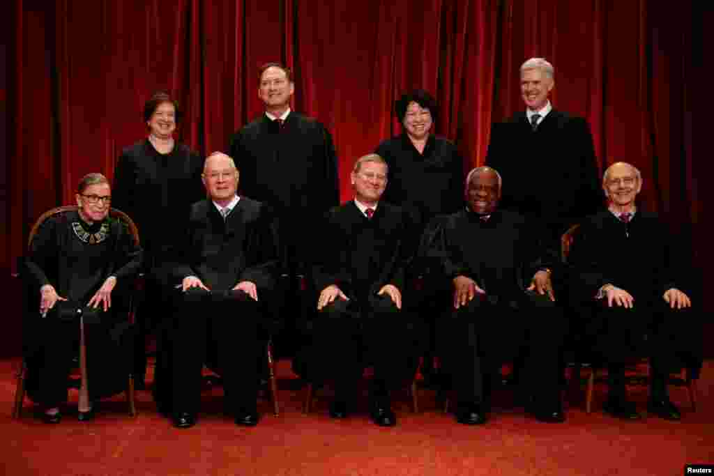 2017年6月1日,美国最高法院的9位大法官。其中的肯尼迪后来退休了,最近被卡瓦诺取代。根据联邦法规,法院通常由一位首席大法官和八位大法官组成。他们由美国总统提名,需要美国参议院投票确认。法官享有终身任期,直到去世、辞职、退休或被弹劾。