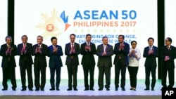 Các bộ trưởng ngoại giao ASEAN Foreign Ministers trong buổi lễ khai mạc Hội nghị Bộ trưởng Ngoại giao ASEAN lần thứ 50 tại Trung tâm Hội nghị Quốc tế Philippines, ngày 5 tháng 8, 2017 ở ngoại ô thành phố Pasay, phía nam Manila, Philippines.