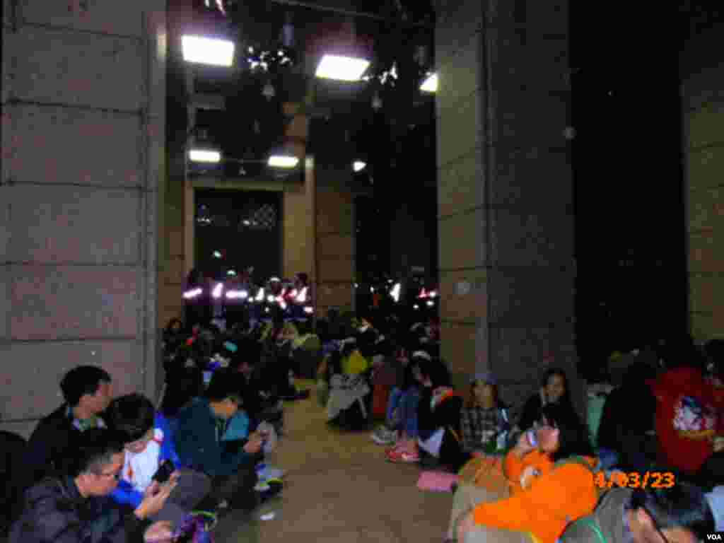 3月23日晚行政院正门地带的抗议学生(美国之音申华拍摄)