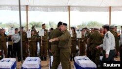 10月17日,在以色列的甘亚夫内,人们为在加沙地带被哈马斯枪手杀害的库茨一家(父母和三个未成年的孩子)举行葬礼。