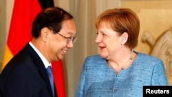 德国总理默克尔在梅塞堡接见中国驻德国大使史明德。(2018年7月6日)