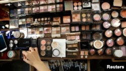 Tư liệu: hàng mỹ phẩm tại một cửa hàng ở Seoul. REUTERS/Kim Hong-Ji
