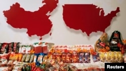 资料照:在美中地图前摆放着全球最大的猪肉食品企业“万洲国际”生产的猪肉产品。(2014年4月14日)