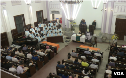 台湾民众2017年7月30日聚集在一个教堂追思刘晓波。(美国之音记者 黎堡摄)