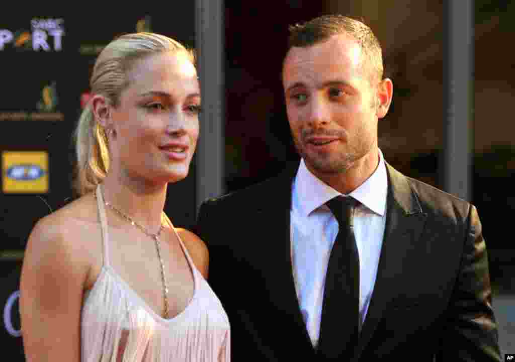 Oscar Pistorius và bạn gái Reeva Steenkamp xuất hiện trong một buổi lễ trao giải ở thành phố Johannesburg, Nam Phi, ngày 4 tháng 11, 2012.