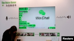 香港的新闻发布会上,展示微信的为盲人读书的功能(2015年3月18日)