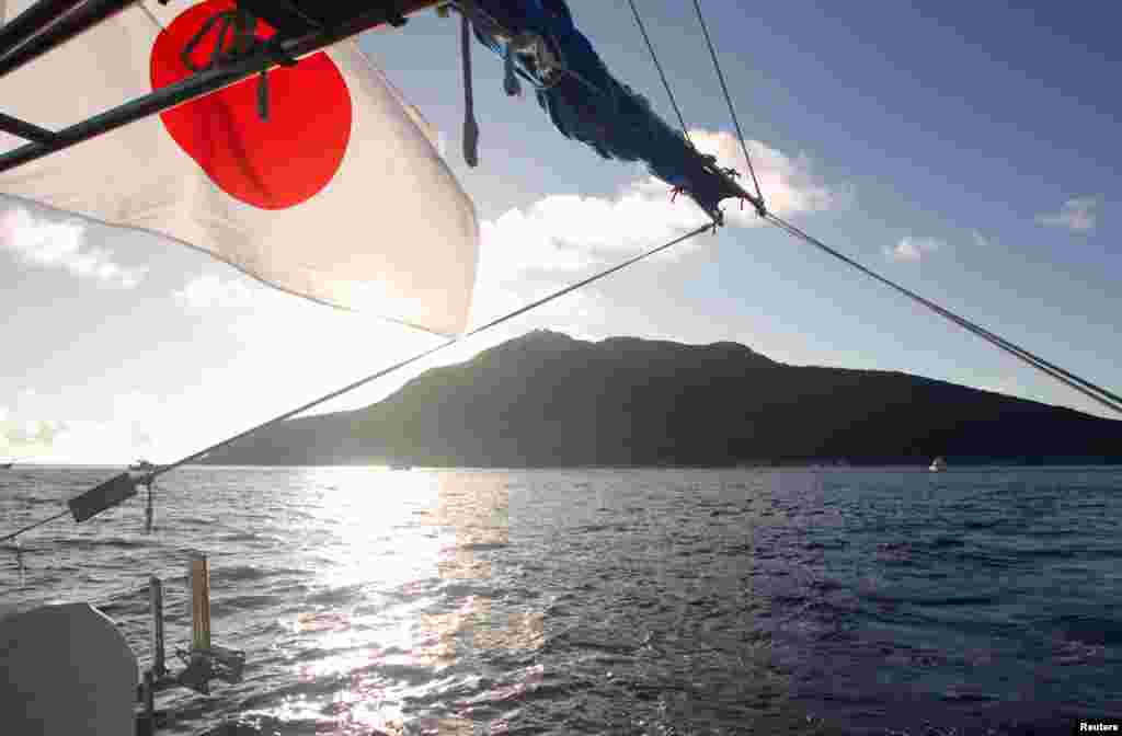 Đảo Uotsuri Jima  nhìn từ một tàu đánh cá của Nhật.