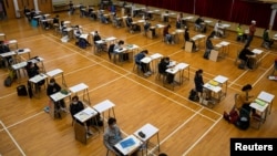 香港应届考生戴口罩参加毕业考试。(2020年4月24日)