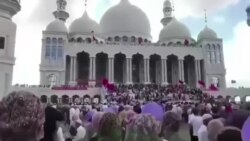 宁夏同心政府出动武警强制拆除清真寺,当地穆斯林涌入清真寺进行抗议 宁夏同心政府出动武警强制拆除清真寺,当地穆斯林涌入清真寺进行抗议