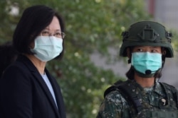 台湾总统蔡英文在台南一个军事基地视察士兵操练。(2020年4月9日)