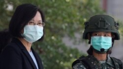 台湾总统蔡英文在台南一个军事基地视察士兵操练。(2020年4月9日)