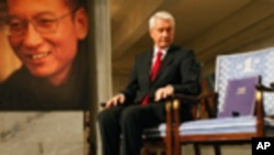 颁奖仪式上,诺贝尔委员会主席亚格兰坐在为缺席的刘晓波设立的空椅子边(2010年12月10日)