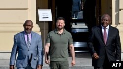 非洲和平使团代表科摩罗(LtoR, Comoros)总统阿扎力·阿苏马尼(Azali Assoumani),乌克兰总统泽连斯基(Volodymyr Zelensky)和南非总统西里尔·拉马福萨(Cyril Ramaphosa)2023年6月16日在基辅举行会谈后向媒体发表讲话。