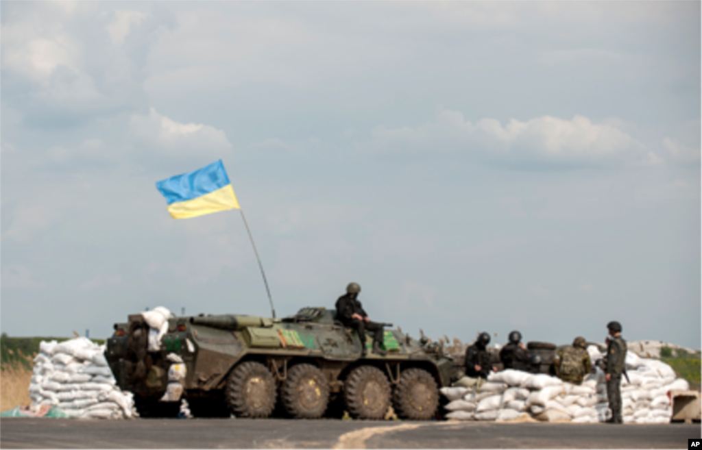 Quân đội Vệ binh Quốc gia Ukraine canh gác tại một chốt kiểm soát bên ngoài thành phố Slovyansk ở miền đông Ukraine.