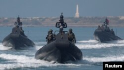 资料照: 台湾海军春节期间在高雄海域举行军演. (2024年1月31日)