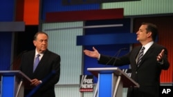 美国德州参议员泰德·克鲁兹(Ted Cruz, 右侧)在共和党参选人首场辩论中发言(2015年8月6日)