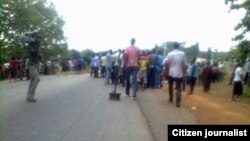 Các giới chức ở bang Nassarawa cho biết cảnh sát bị phục kích khi họ tiến tới một đền thờ của nhóm tà đạo Ombatse.