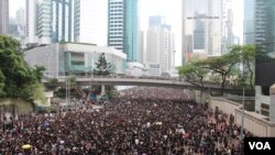 两百万人反《逃犯条例》修法黑衣大游行(美国之音记者申华拍摄)