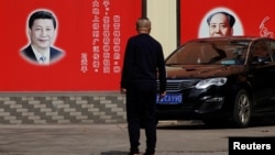 上海一条街道上张贴的中国国家主席习近平和前共产党领袖毛泽东的画像。(2018年2月26日)