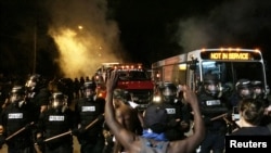 非洲裔男子斯科特被警察击毙后导致北卡罗来纳州夏洛特市的居民举行示威,身穿防暴警服的警察封锁了街道。(2016年9月20日)