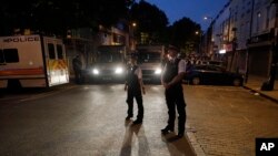 北伦敦芬斯伯里公园的清真寺发生货车撞行人袭击后,警察6月19日凌晨在附近街道巡逻。