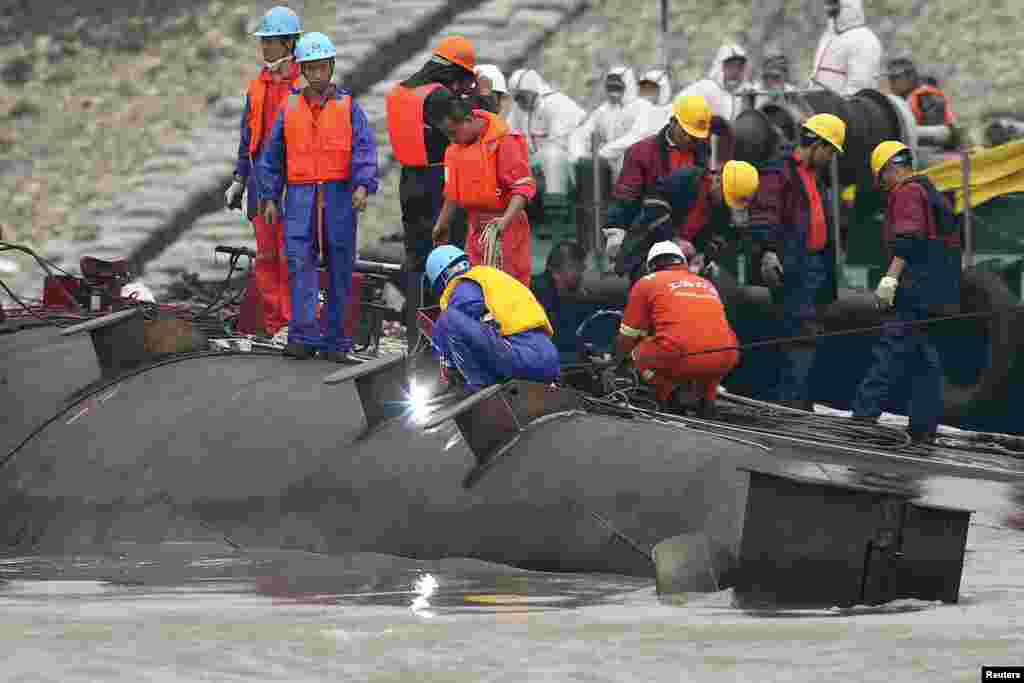 Nhân viên cứu hộ tại hiện trường vụ lật tàu ở sông Dương Tử.