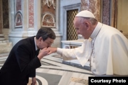 台湾副总统陈建仁亲吻教宗方济各的右手,陈建仁是虔诚的天主教徒。(台湾总统府提供)