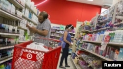 美国消费者在百货商店塔基特采购(资料照片)