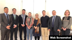 北京维权律师王全璋的妻子李文足在推特上贴出她和709案家属王峭岭1月9日与英、美、德、欧盟、瑞士和澳大利亚等国人权官员会面的照片。(推特照片)