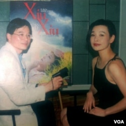 在影片《天浴》的海报前面,演员陈冲接受美国之音采访,陈冲说她当年在走红中国的时候到美国好莱坞发展,被国人视为背叛。(美国之音拍摄)