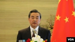 中国外长王毅在记者会上(美国之音莉雅拍摄 2015年5月15日)