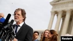 蛋糕烘培师杰克·菲利普斯在联邦最高法院听取了他的蛋糕店对科罗拉多民权委员会的诉讼案的口头辩论后对媒体讲话。(2017年12月5日)