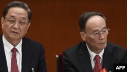 2017年10月18日,中纪委书记和政治局常委王岐山和政治局常委俞正声(左)在中国共产党第十九次全国代表大会开幕式上。