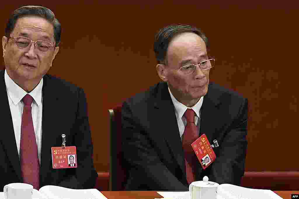 2017年10月18日,中纪委书记和政治局常委王岐山和政治局常委俞正声(左)在中国共产党第十九次全国代表大会开幕式上。2018年1月29日,王岐山当选湖南省118名全国人大代表之一。 有消息人士说,王岐山很可能担任国家副主席。 四位要求匿名的消息人士援引和中国高层官员的谈话,告诉纽约时报这一消息。他们分别是中国政府官员、经常与北京政界高层会晤的美籍华裔企业高管、见过王岐山的外国总裁,以及多次与王会面的前美国官员。 这个图集后面还有有关图片和信息.