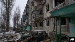 资料照片:乌克兰东部前线城镇武赫莱达尔被俄军炸毁的一座居民楼。(2023年2月25日)