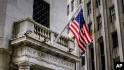 资料照片:美国国旗飘扬在纽约证券交易所的侧门上。(2023年7月18日)