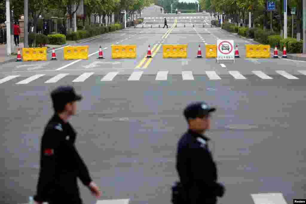 青岛上合组织峰会的会场外戒备森严,照片上保安人员多于行人,汽车禁止通行,街道空空荡荡(2018年6月9日)。为确保峰会安全,当局采取了异常严格的安保措施,据报道,峰会期间外地发往青岛的快递普遍延迟,一些快递公司停运,前往青岛的乘客也要接受异常严格的安检。这招致民怨。