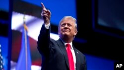 特朗普在新奥尔良举行的农场主大会上发表讲话前指向观众。(2019年1月14日)