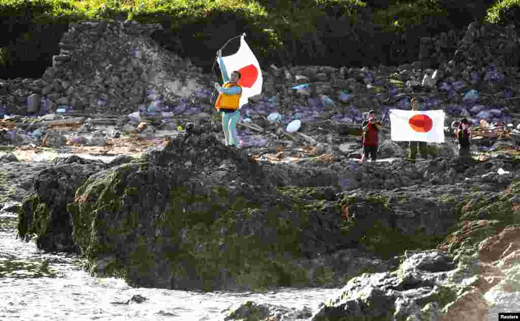 Người Nhật trương cờ trên đảo Uotsuri trong nhóm đảo Senkaku. 19/8/2012.
